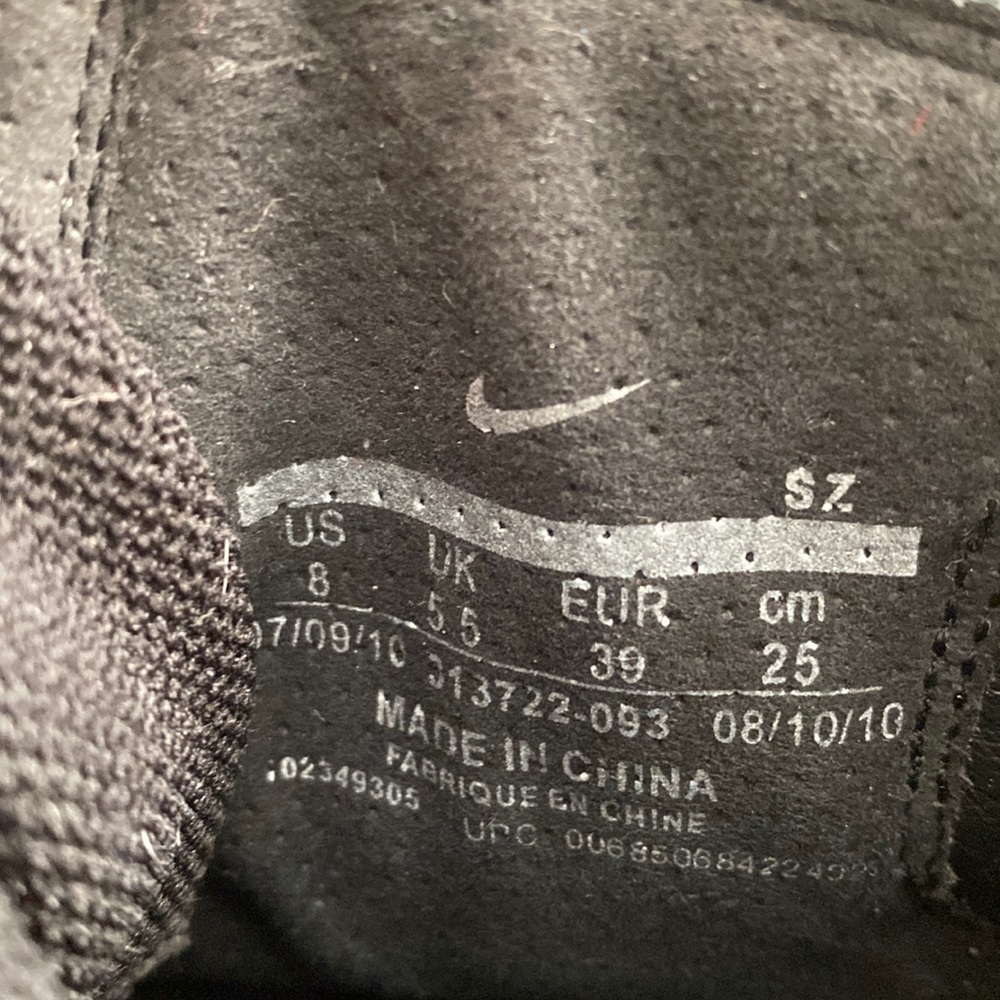 Stylish Nike blk on silver nike stripe. Silver stones. Great for the winter !